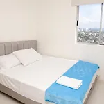 Vista panoramica al Mar y Piscina