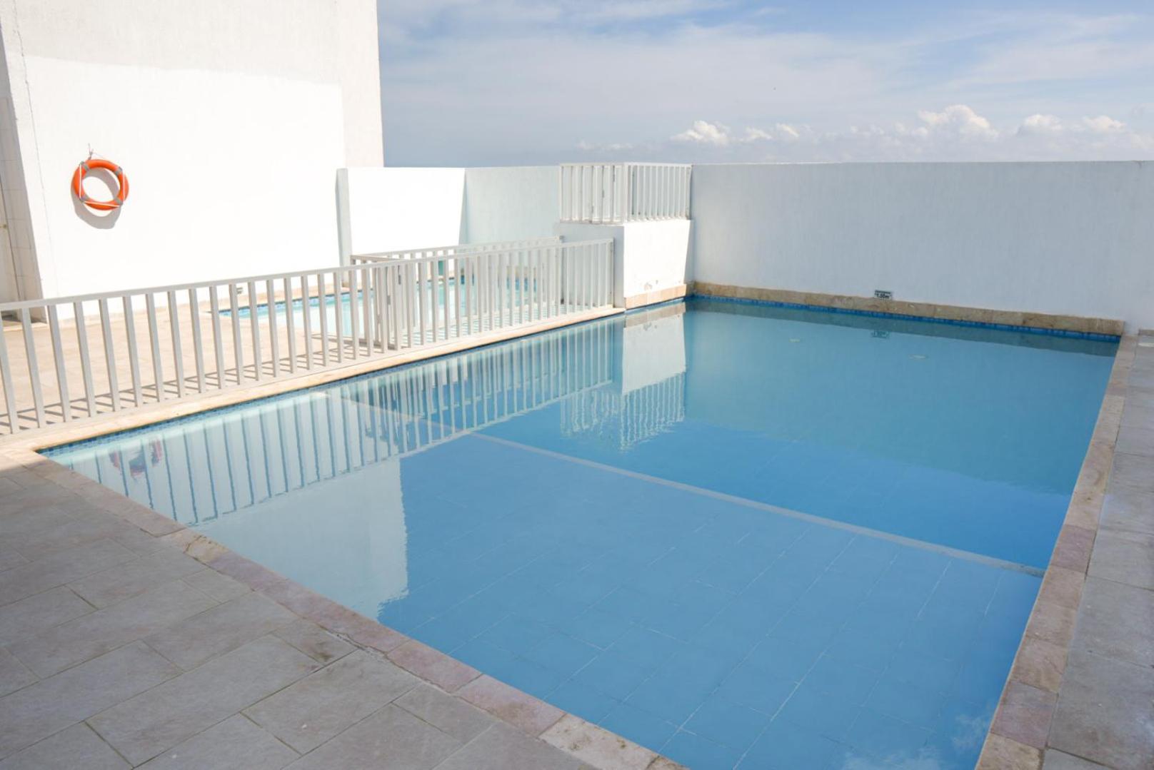 Vista Panoramica Al Mar Y Piscina Cartagena